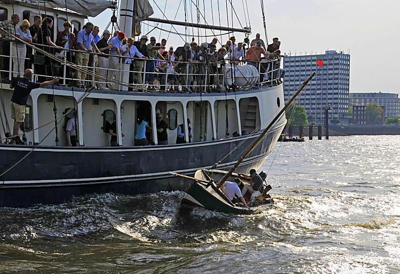 2425_14071 Hafengeburtstag Schiffsparade Kollision | Hafengeburtstag Hamburg - groesstes Hafenfest der Welt